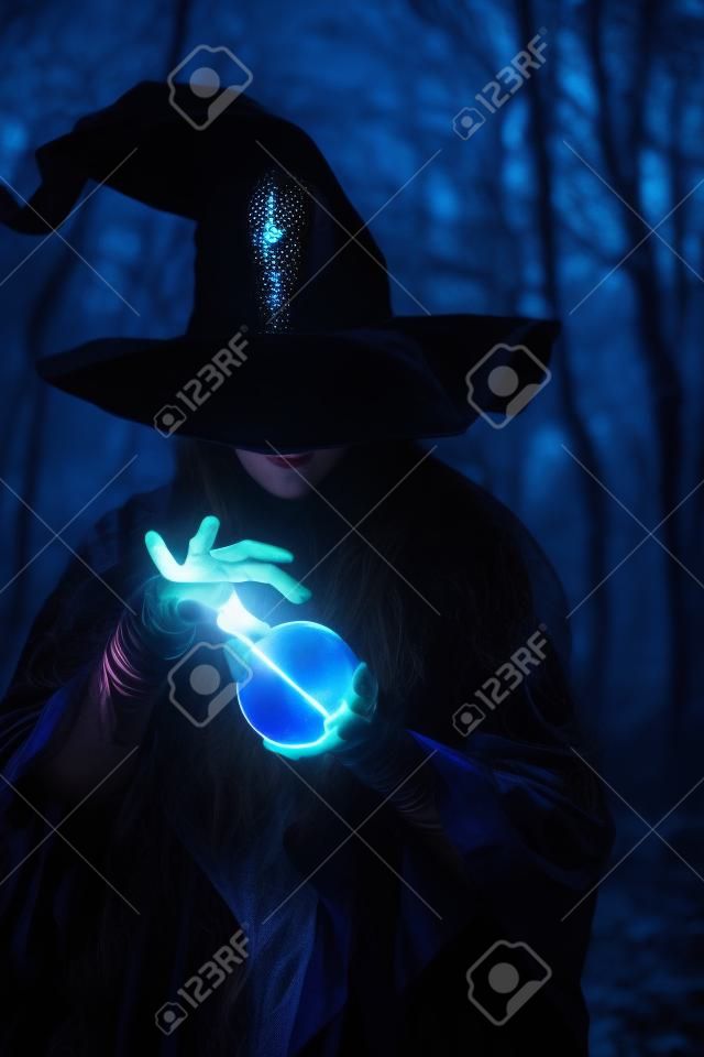 Foto de bruxa com bola mágica brilhante