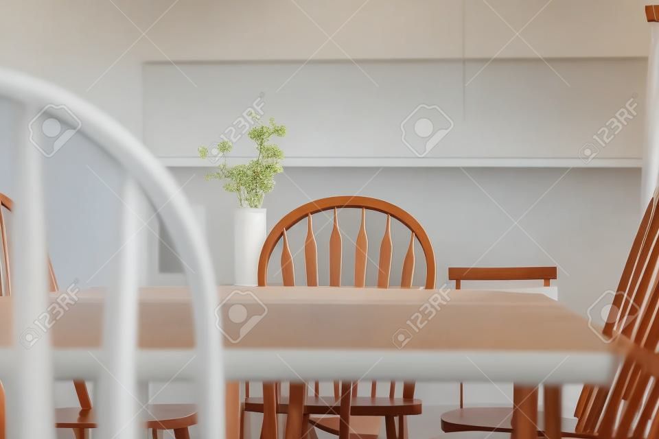 Foto's van kamer met tafel, stoelen, binnenbloem