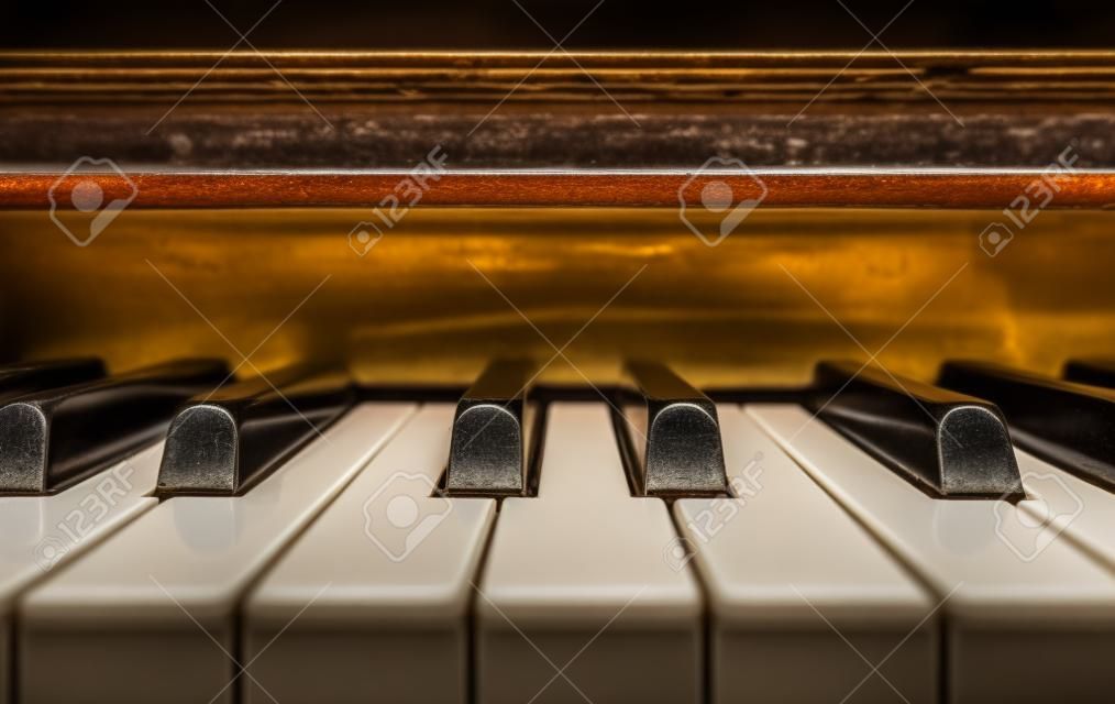 Teclado de piano a la luz de estilo antiguo