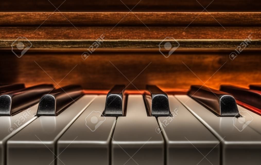 Teclado de piano a la luz de estilo antiguo