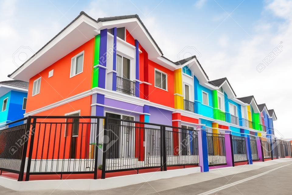 Una fila di nuove case a schiera con vernice colorata