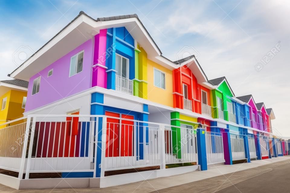 Una fila di nuove case a schiera con vernice colorata