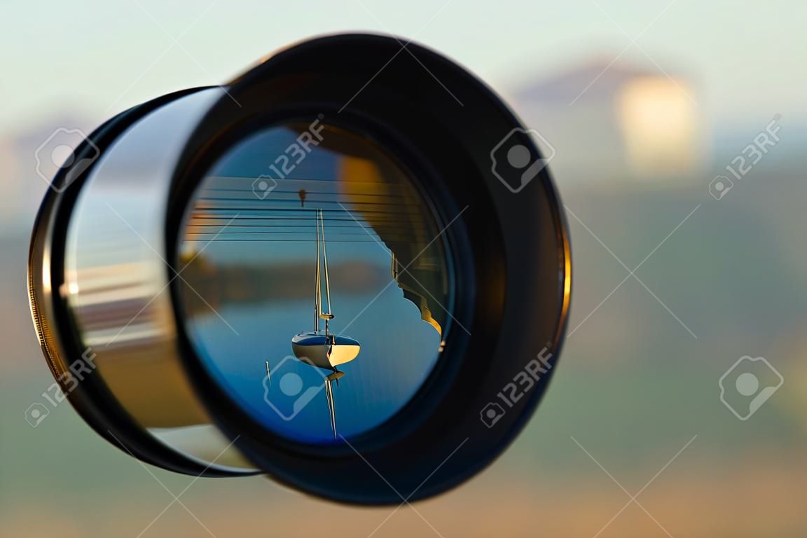 Imagem refletida da lente da estrela.