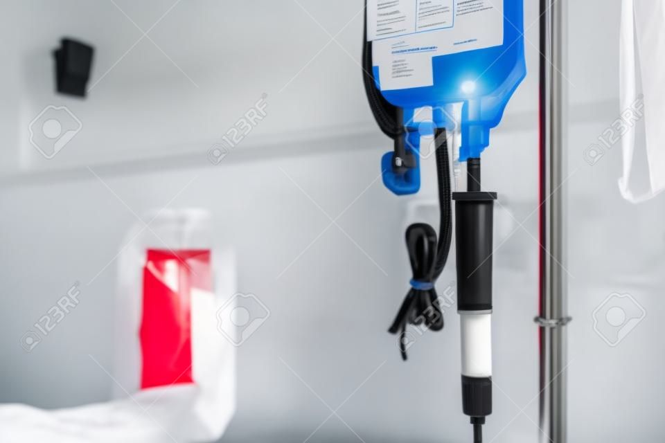sac de sang avec filtre et tube de chambre d'égouttement pour la transfusion au patient accroché sur le stand dans la chambre à l'hôpital