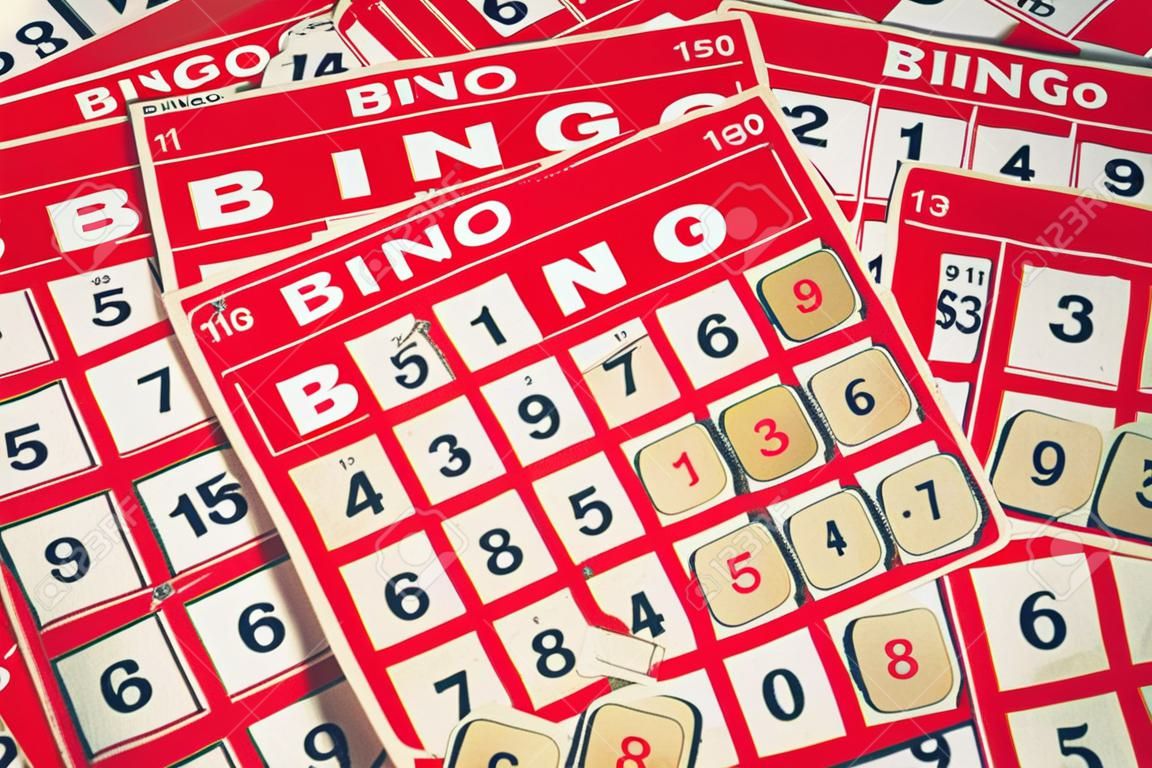 Successo di affari e concetto di sfida: carta di Bingo su priorità bassa bianca delle mattonelle. (Effetto filtro autunnale)
