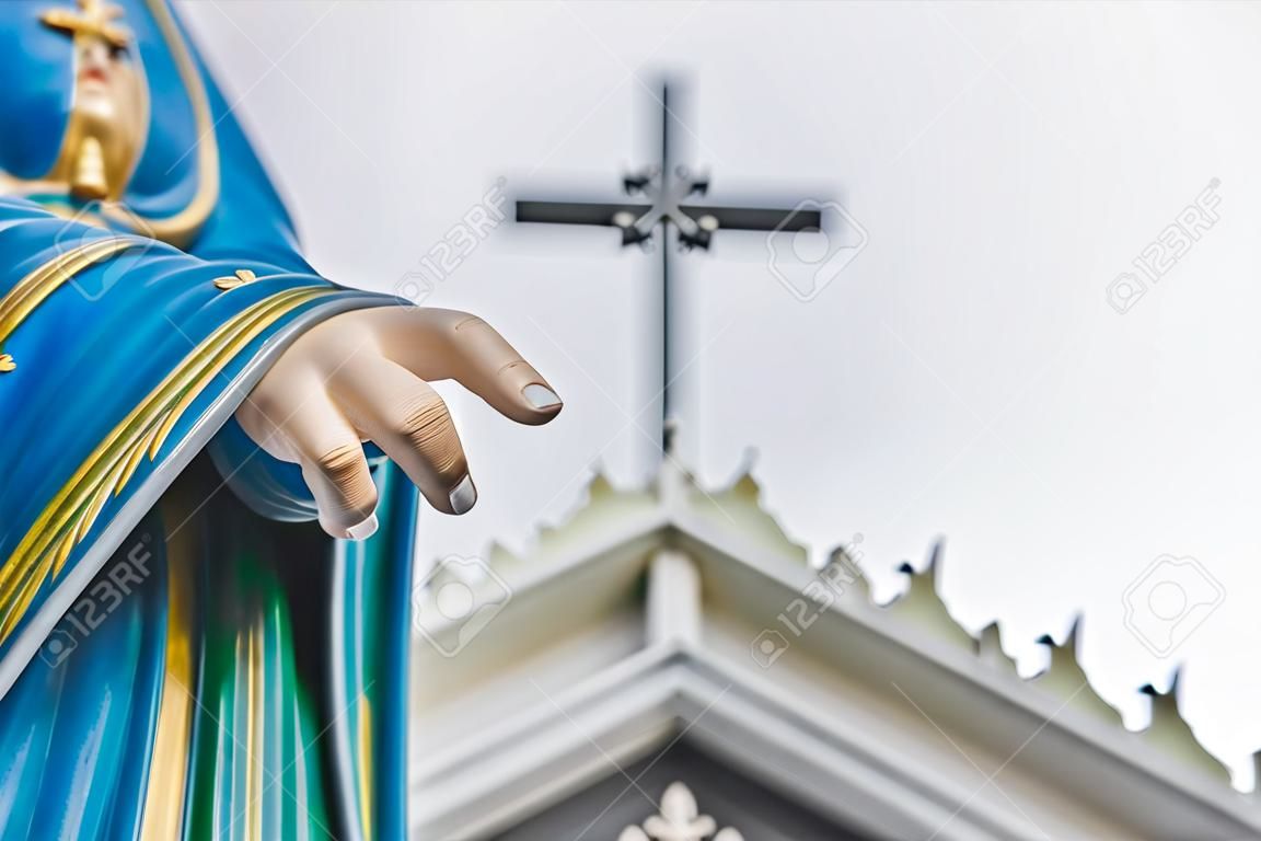 Mão Da Estátua Da Bem-Aventurada Virgem Maria Em Pé Em Frente À Diocese  Católica Romana, Que É Um Lugar Público Na Província De Chanthaburi,  Tailândia. Foto Royalty Free, Gravuras, Imagens e Banco