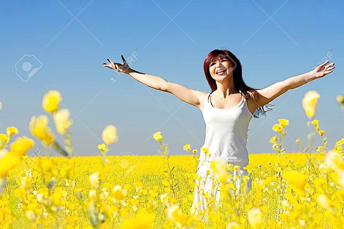 Nette Frau im Feld mit Blumen