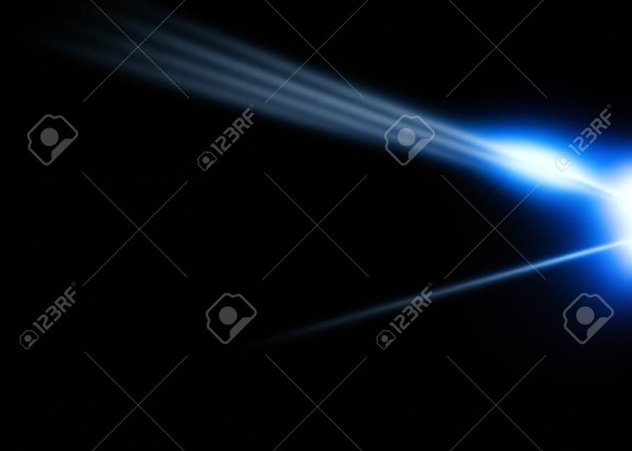Fascio di luce bianca dal proiettore su sfondo nero