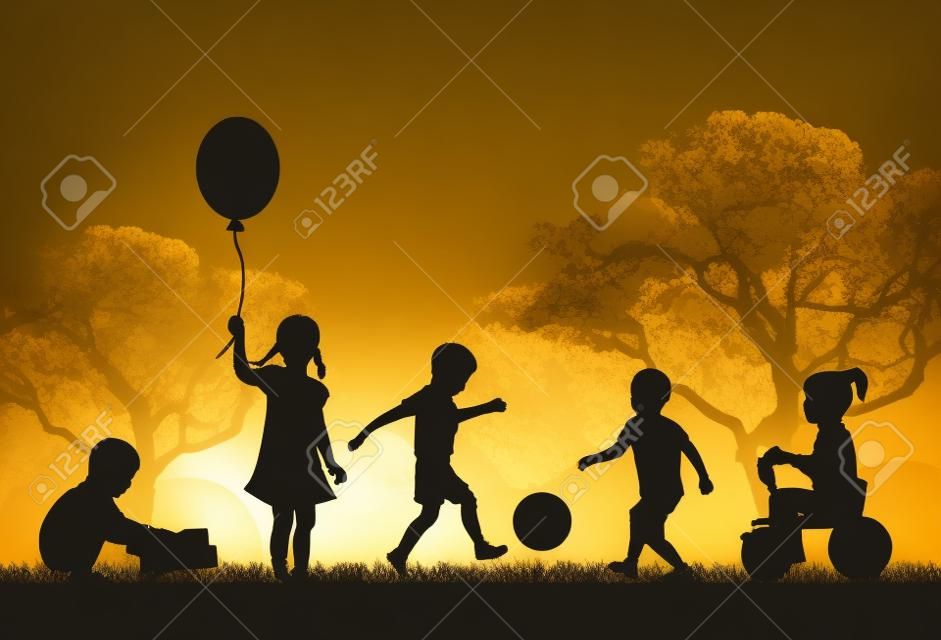 Silhuetas de crianças brincando fora na grama e árvores