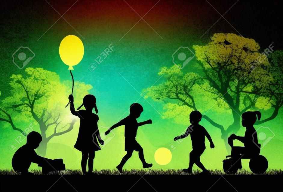 Silhouetten van kinderen spelen buiten in het gras en bomen