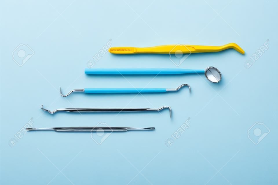 Tandheelkundige hulpmiddelen op witte achtergrond