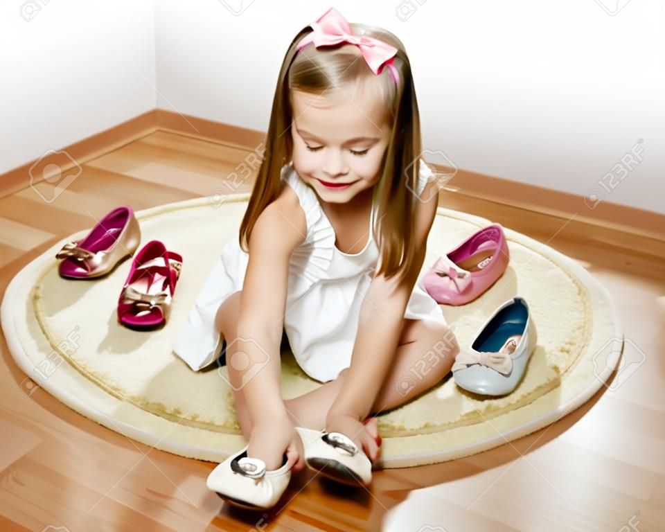 可爱的小女孩把鞋子放在家里