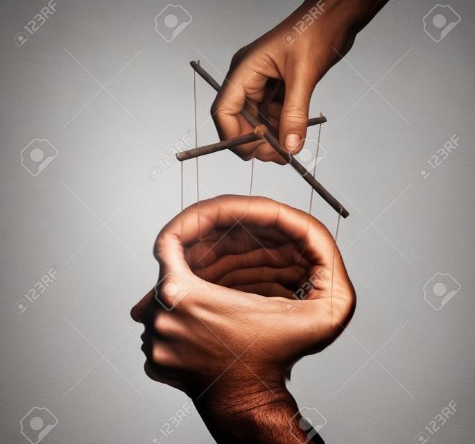 beeld van een hand, die de geest van een andere persoon manipuleert, geïsoleerd en getemperd