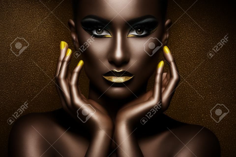 czarne tło i czarna kobieta z eleganckim złotym makijażem