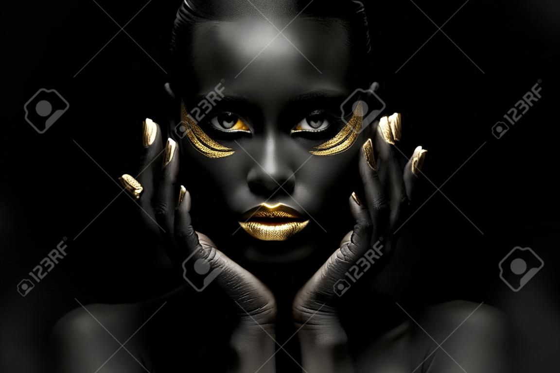 黒の背景とシックな金のメイクと黒の女性