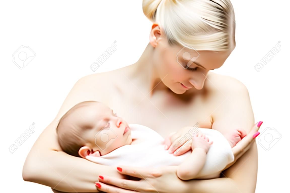 年輕女子抱著睡初生男嬰。母親和兒子。查出在白色背景。複製空間。