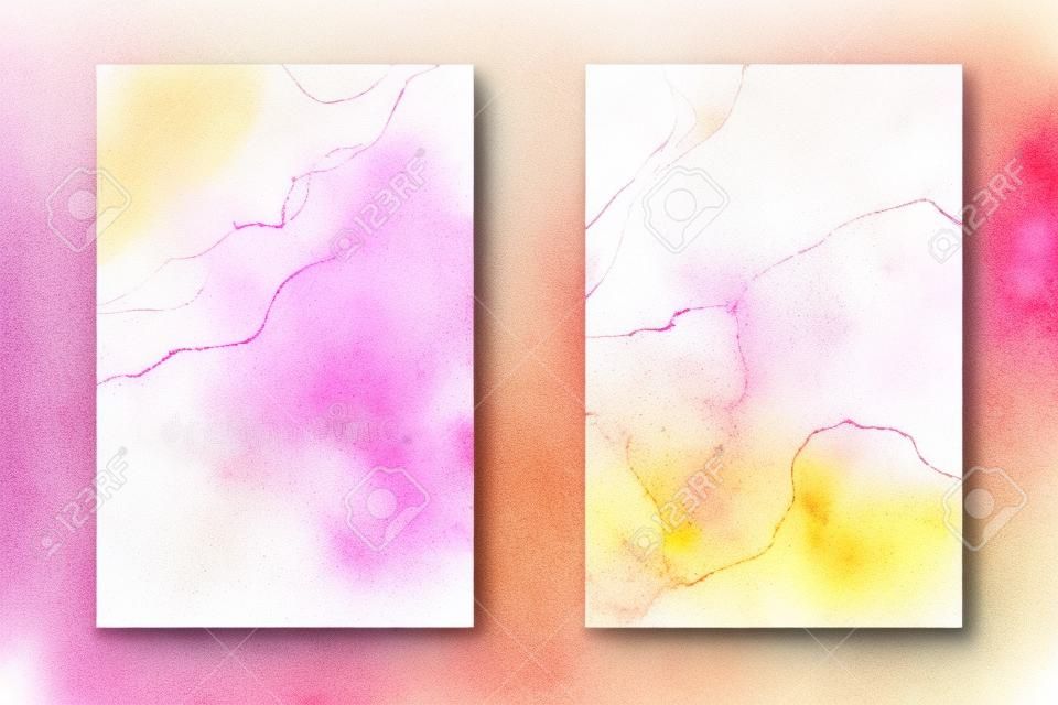 Abstrakter rosafarbener flüssiger Aquarellhintergrund mit goldenen Linien, Punkten und Flecken. Pastellmarmor-Alkoholtinten-Zeichnungseffekt. Vektorillustrations-Designschablone für Hochzeitseinladung