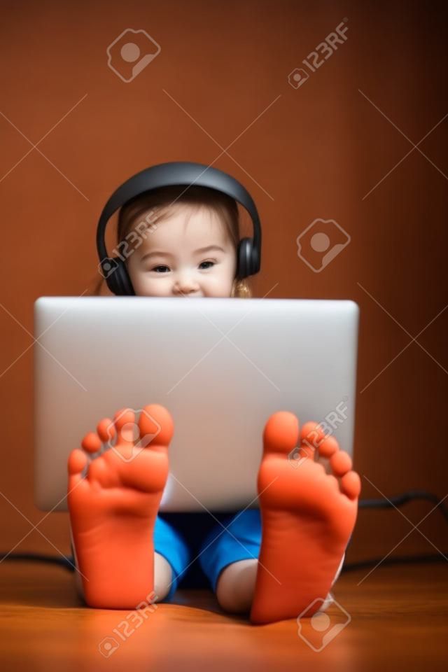 Piedi di bambina con laptop