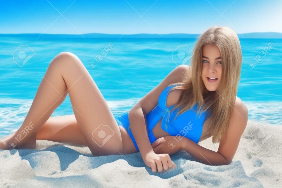 Teenager-Alter, Mädchen im blauen Schwimmenklage am Strand