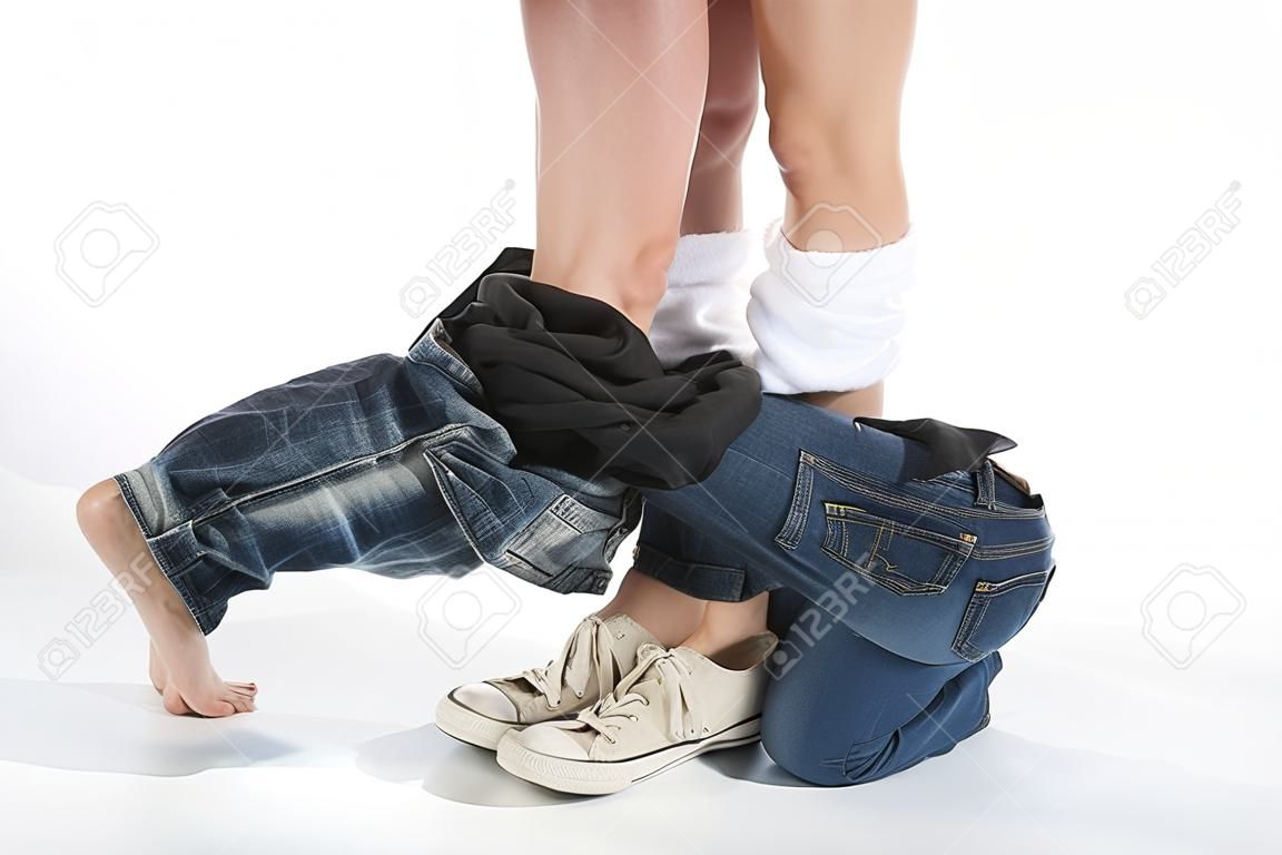 年輕恩愛的夫妻男人和女人的褲子落在他們的腳上浪漫的時刻