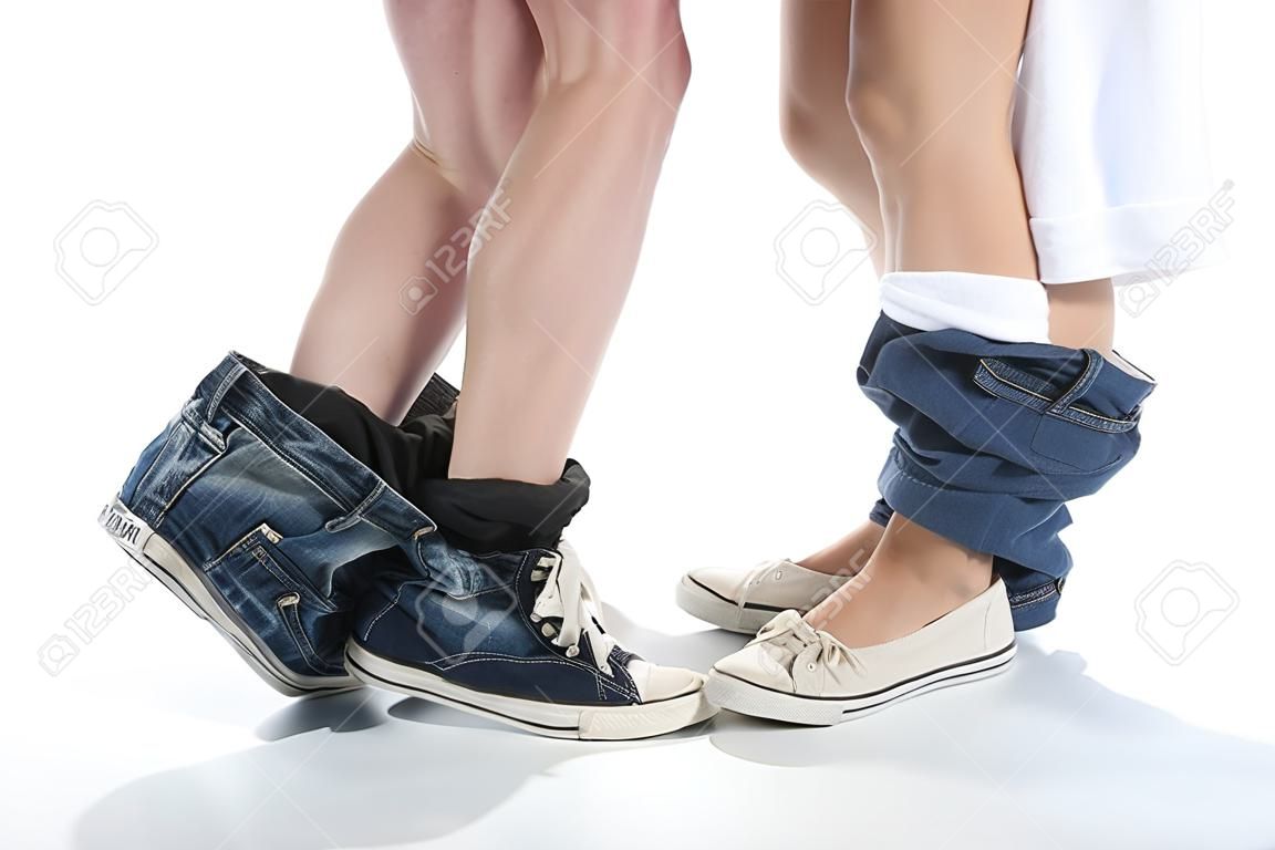 年輕恩愛的夫妻男人和女人的褲子落在他們的腳上浪漫的時刻