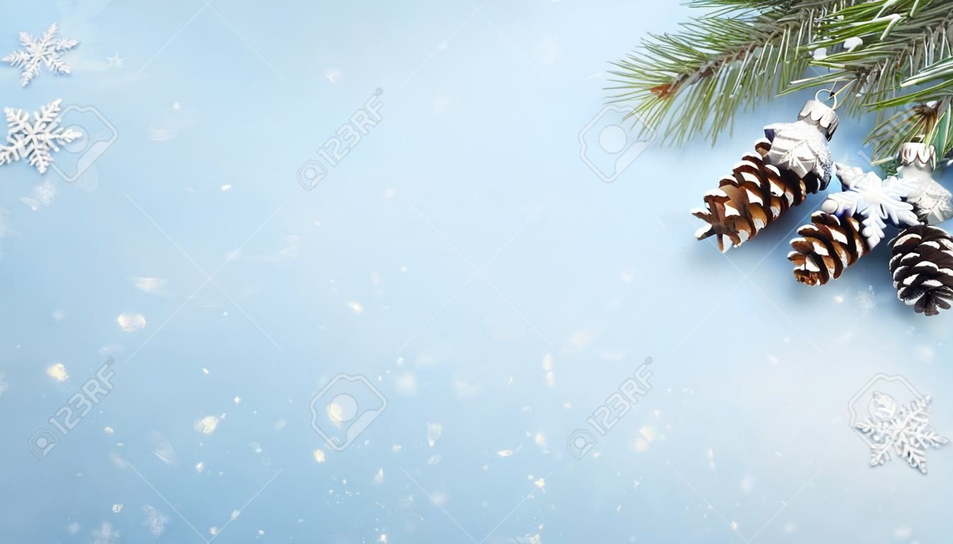 Weihnachtskarte mit Tanne und Schnee
