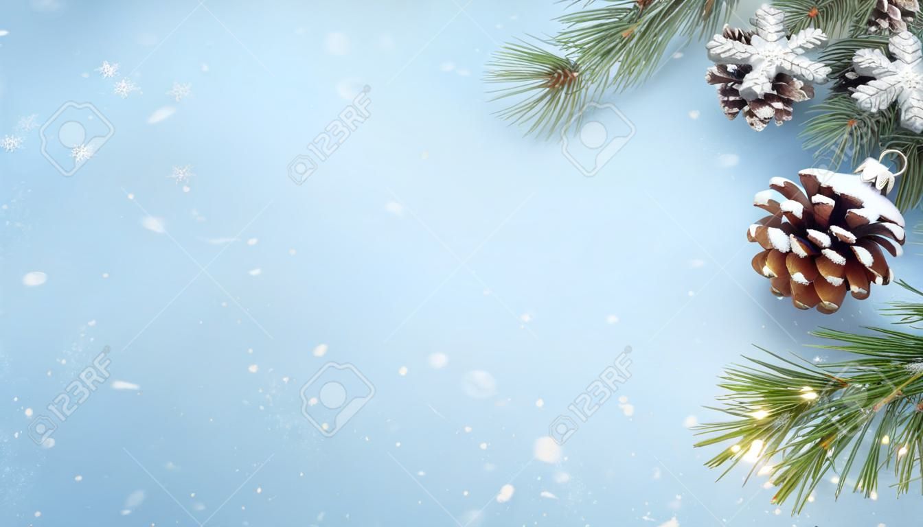 Cartolina di Natale con abete e neve