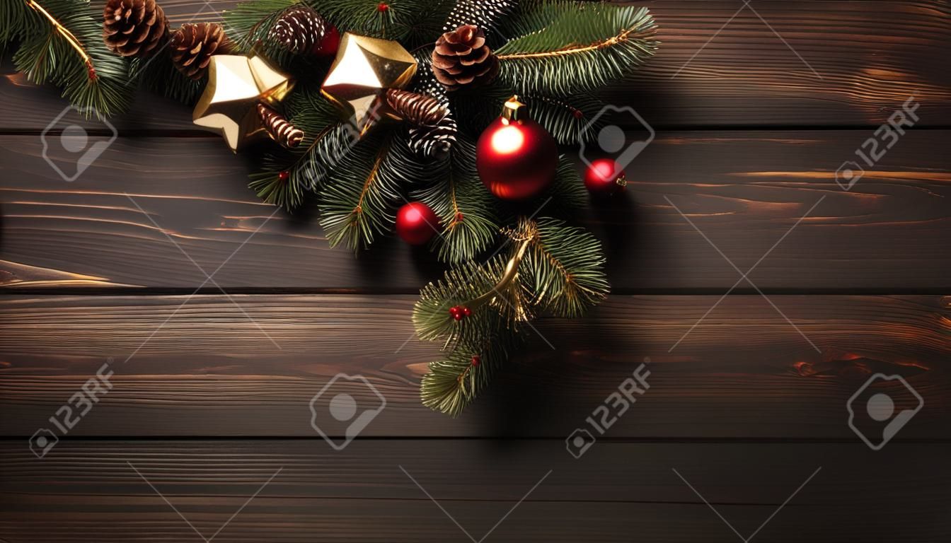 Fondo de Navidad con rama de abeto sobre tabla de madera