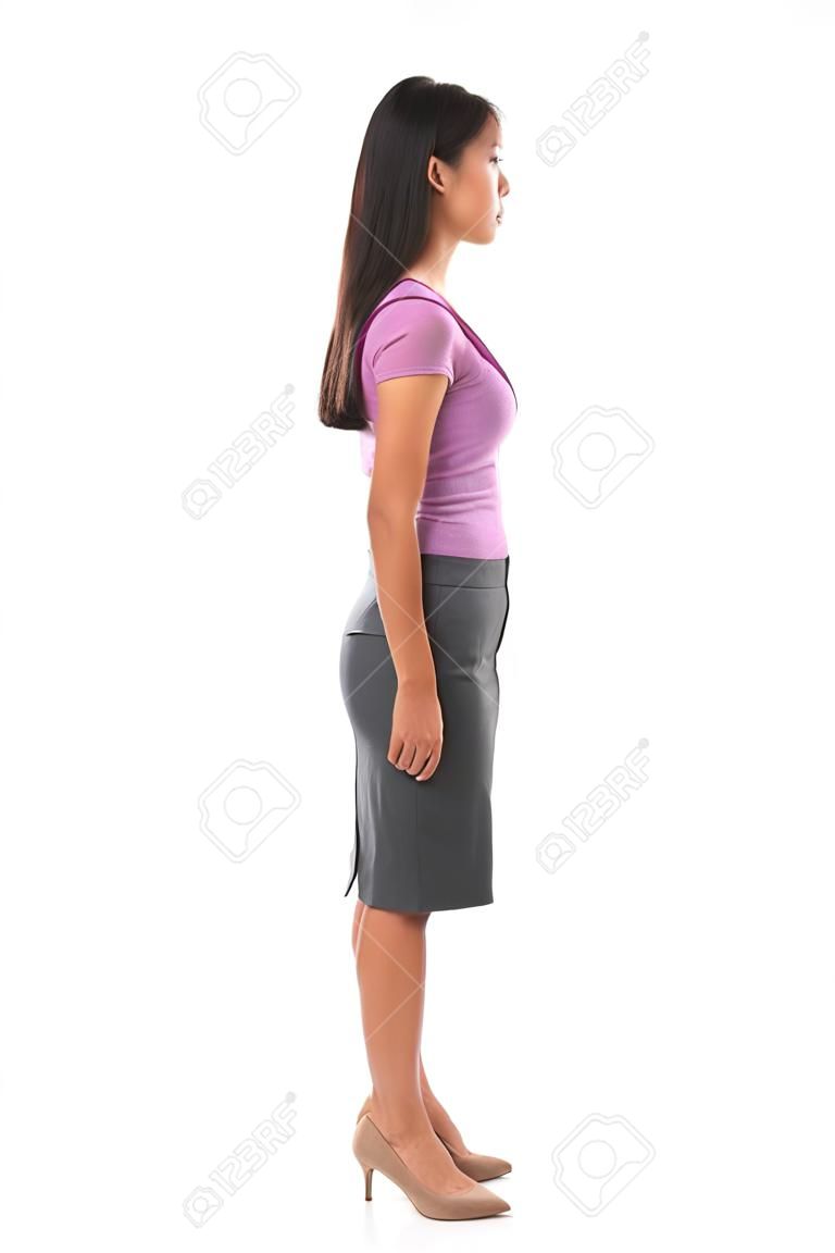 아시아 여성의 측면보기 전신 사무실 복장에 흰색 배경 위에 서
