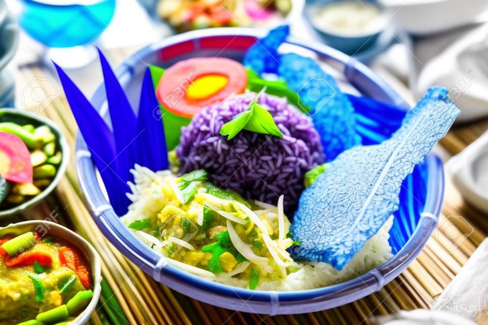 나시 kerabu 또는 나시 울람, 인기 말레이어 쌀 요리. 나비 완두콩 꽃의 꽃잎으로 인한 쌀의 블루 컬러. 말레이시아 전통 음식, 아시아 요리.