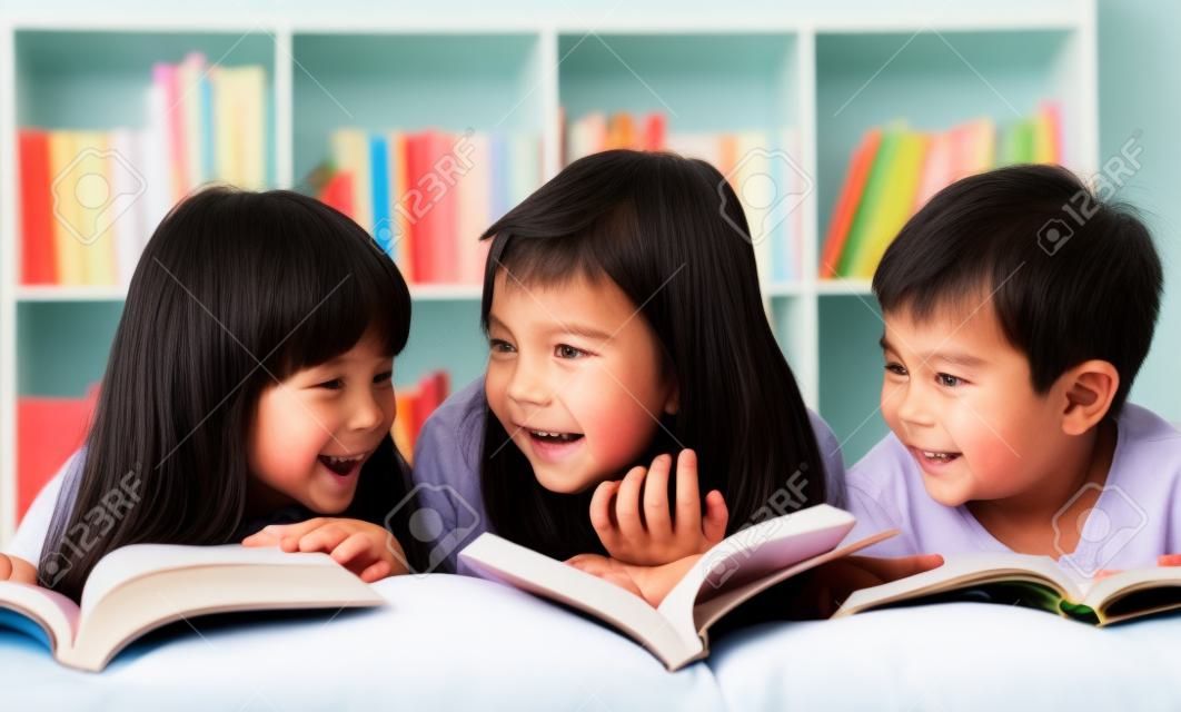 Enfants asiatiques lecture