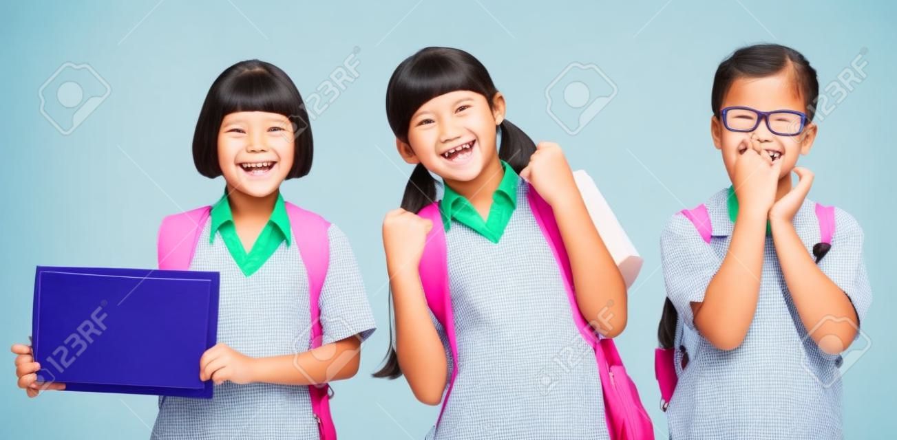 élève du primaire asiatique Enthousiaste mettre des livres sur sa tête
