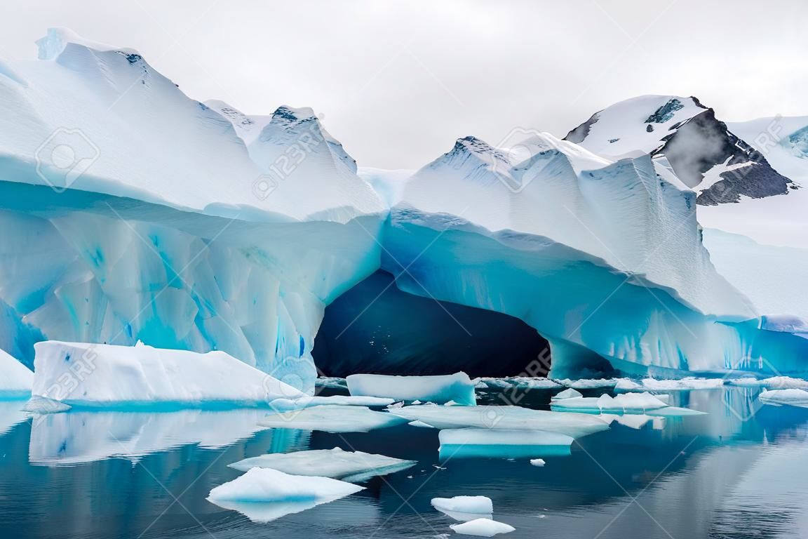Iceberg antartici nella laguna glaciale penisola antartica Antartide