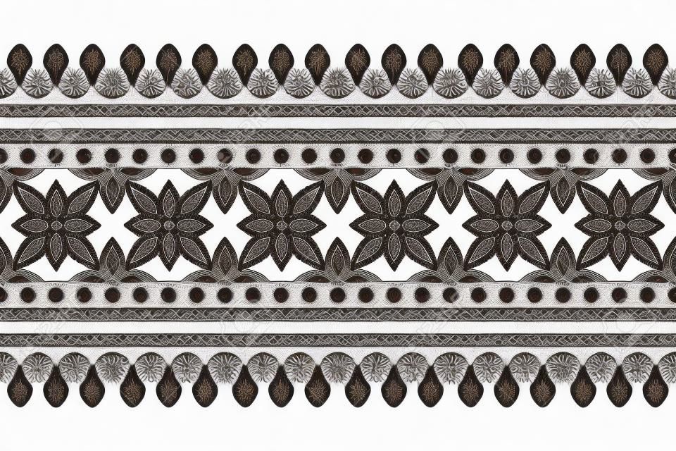 Bordure florale ethnique sans couture imprimée sur bois. Ornement oriental traditionnel de l'Inde Cachemire, motif de fleurs géométriques, noir sur fond blanc. Conception textile.