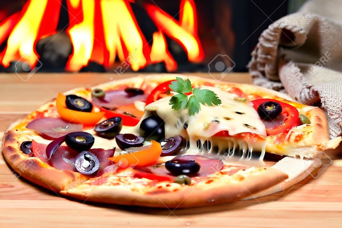 페퍼로니, 올리브 피자 드는 조각