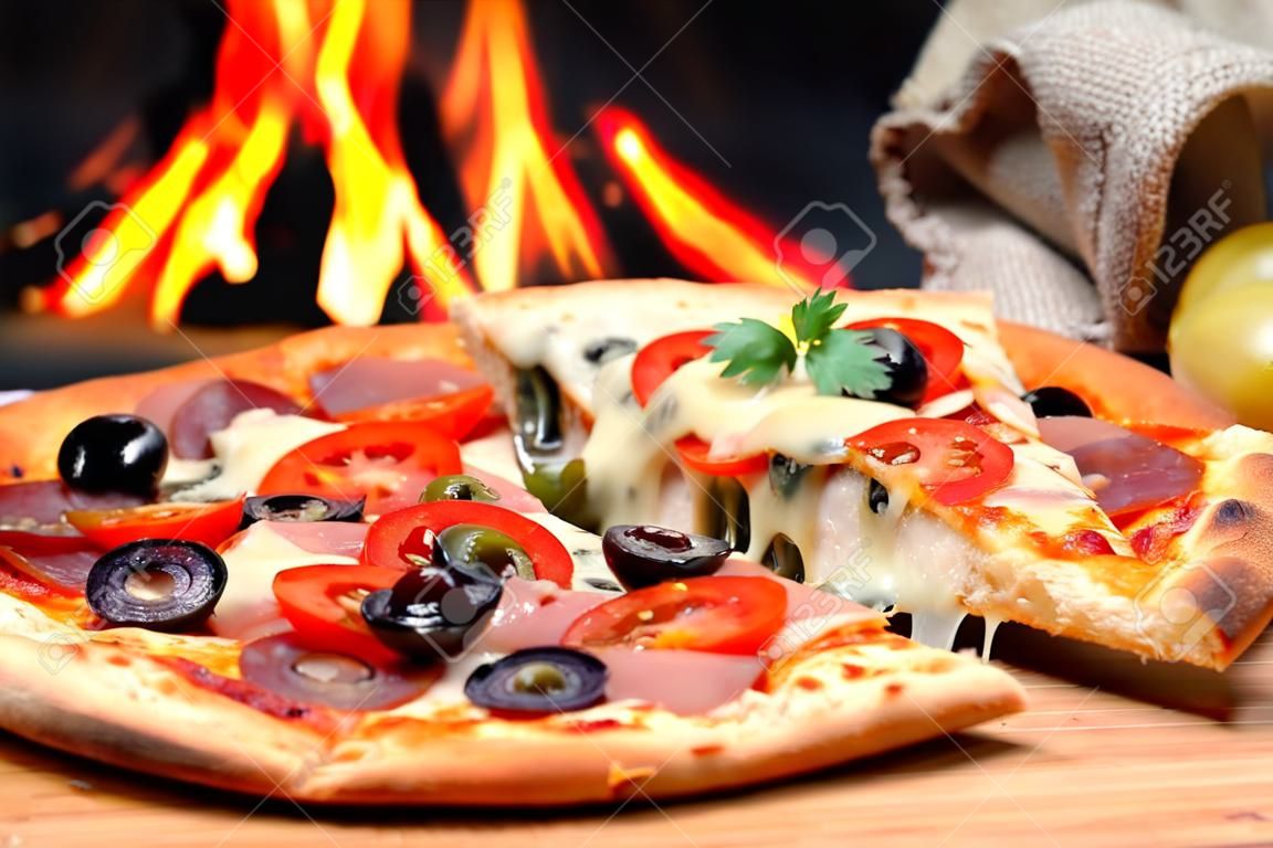 Pizza Anheben Scheibe mit Peperoni und Oliven