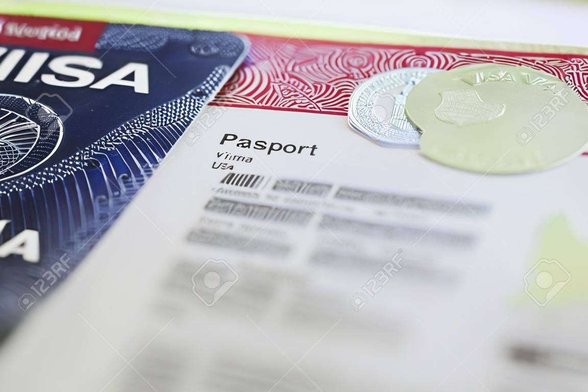 여권 페이지에있는 미국 비자 (미국) 배경 - 선택적 포커스