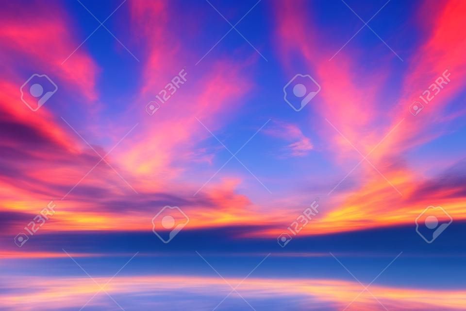 Delikatne kolory tła nieba o wschodzie słońca z jasnymi chmurami, naturalne kolory, mogą być używane do tapet