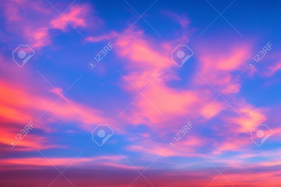 I delicati colori dello sfondo del cielo all'ora dell'alba con nuvole leggere, colori naturali, possono essere utilizzati per lo sfondo