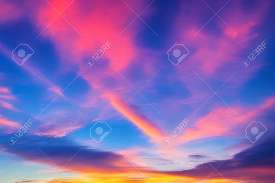 Delikatne kolory tła nieba o wschodzie słońca z jasnymi chmurami, naturalne kolory, mogą być używane do tapet