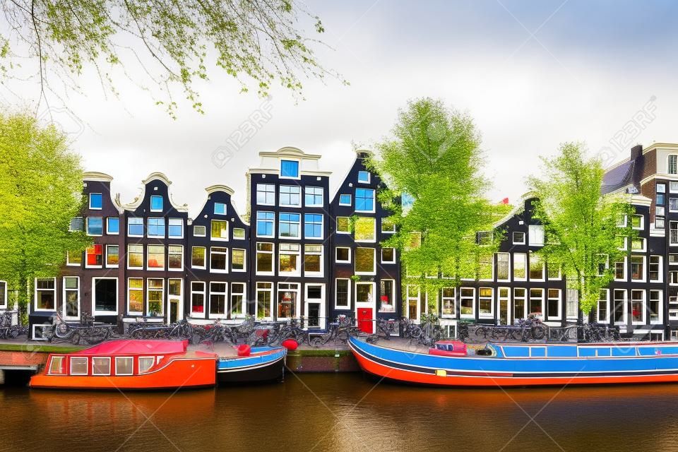 アムステルダム。古い家屋、運河、ボートの眺め。アムステルダムの旧市街にある有名な場所。アムステルダム、オランダ、オランダ、ヨーロッパ