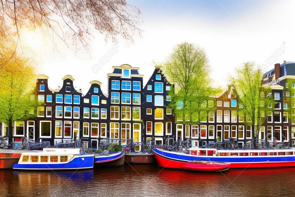 アムステルダム。古い家屋、運河、ボートの眺め。アムステルダムの旧市街にある有名な場所。アムステルダム、オランダ、オランダ、ヨーロッパ