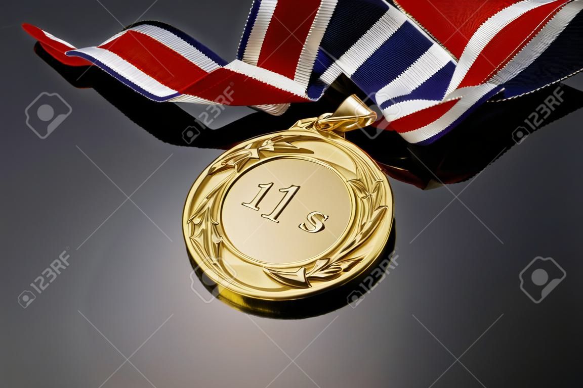 Goldmedaille auf schwarzem Hintergrund