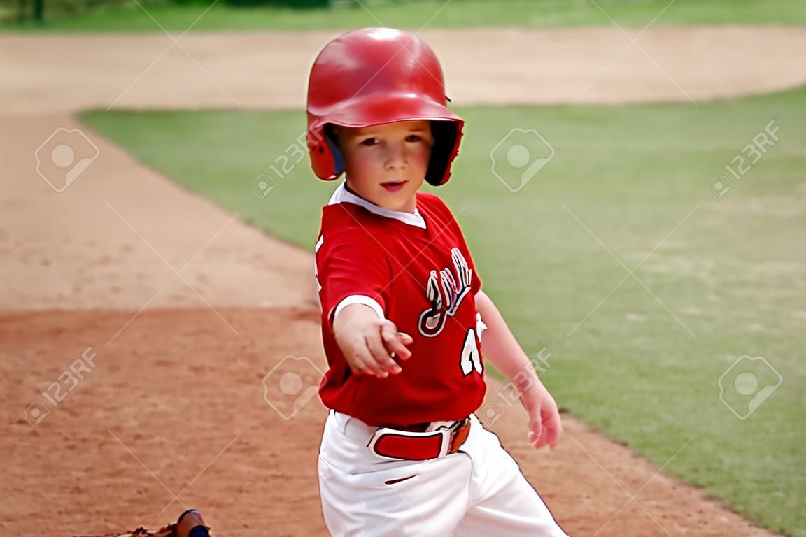 Little League Baseball-Spieler während eines Spiels.