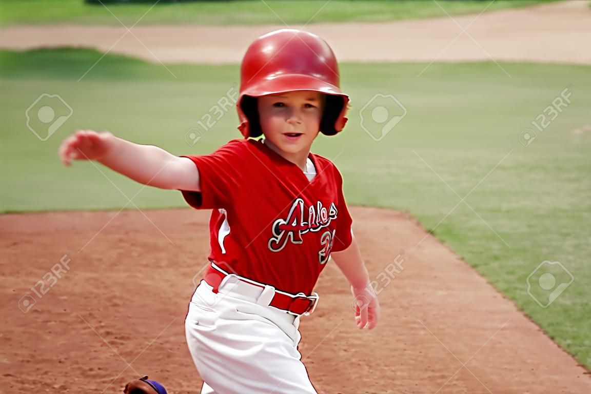 Little League Baseball-Spieler während eines Spiels.