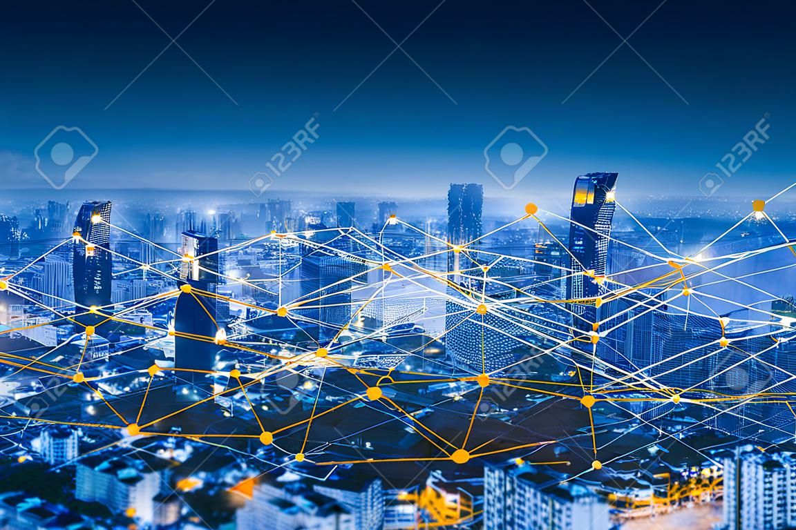 Lignes de connexion réseau numérique de Sathorn, Bangkok Downtown, Thaïlande. Quartier financier et centres d'affaires dans une ville urbaine intelligente en Asie. Gratte-ciel et immeubles de grande hauteur la nuit.