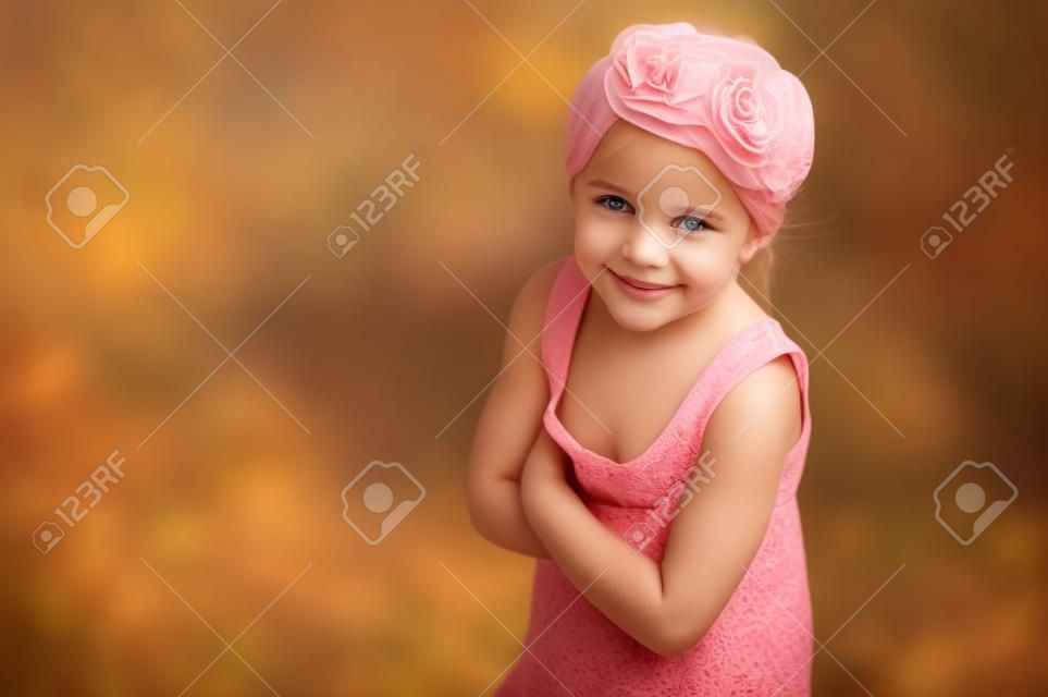 Retrato de una niña de liitle hermoso primer plano