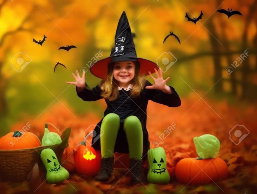 Mała dziewczynka w halloweenowym kostiumu na naturze