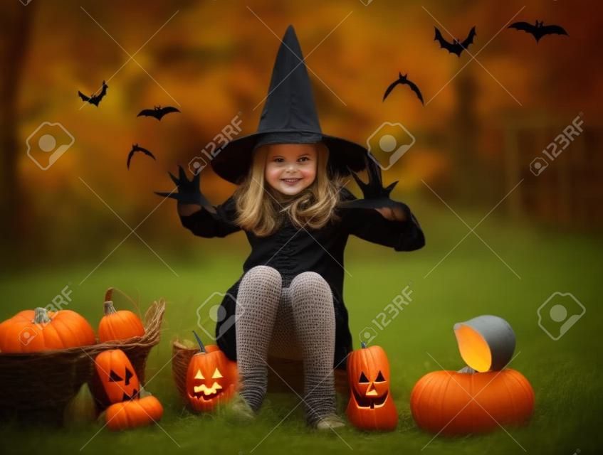 Mała dziewczynka w halloweenowym kostiumu na naturze