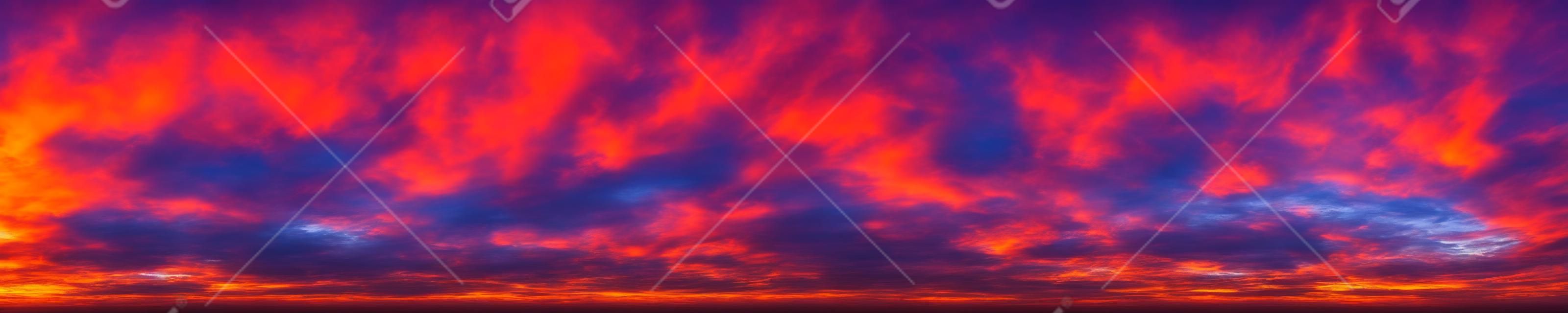 日の出と日の入りの美しい雲と劇的な鮮やかな色のパノラマ。パノラマ画像。